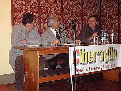 Edgar Montiel habla, mientras Chuck Walker y Domingo Mart�nez escuchan