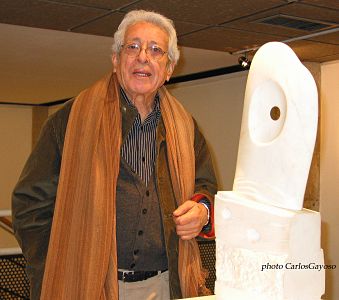 Foto de Alberto Guzm&aacute;n y escultura